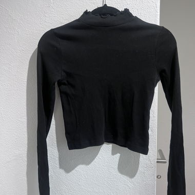 brandy melville longarmed shirt