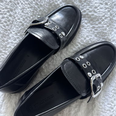 Schwarze Loafers mit Schnalle