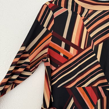 Blouse à motifs géométriques ceinturée