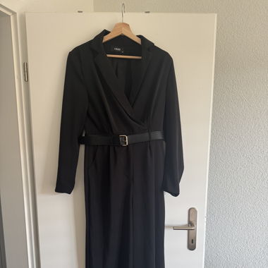 Combinaison élégante noire (ceinture non fournie)