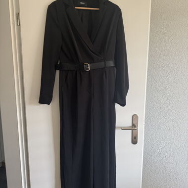 Combinaison élégante noire (avec la ceinture)