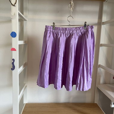 Jupe violette plissée et brillante