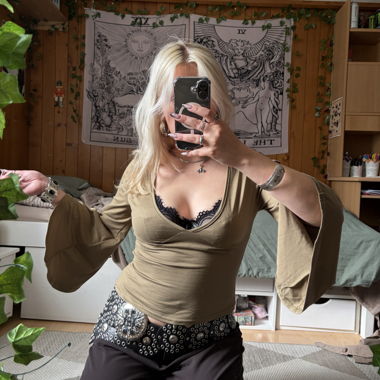olivegreen hippie top with flared arms