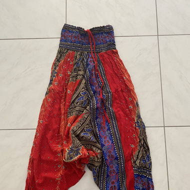 Rot gemusterte Pluderhosen