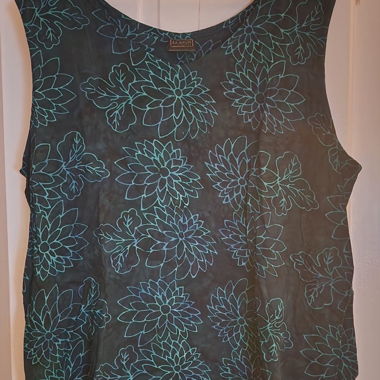 Top in lino con motivo floreale