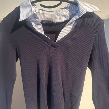 Maglione in maglia a coste con colletto