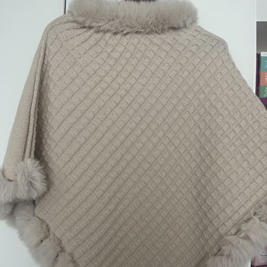 Elegantes Poncho mit Kunstfellbesatz