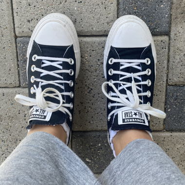 Converse Plateau mit Herzen