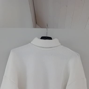 Kurzer weisser Pullover