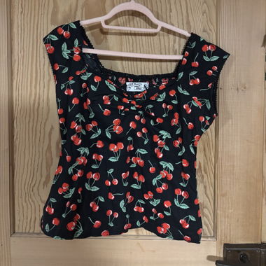 Top Hell Bunny stampa ciliegie taglia L
