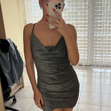 Vestito da sera con schiena aperta