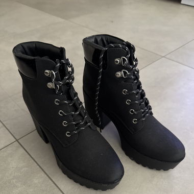 Stiefel mit Absatz