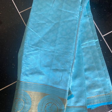 Türkiser Saree mit Goldrand