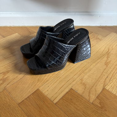 Mules Public Desire