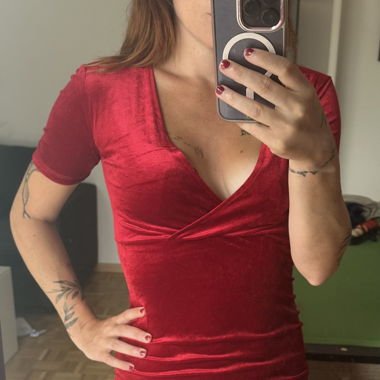 Robe rouge décolletée près du corps