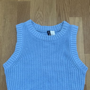 Blaue gestrickte Weste