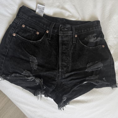 Schwarzer Jeans-Short mit Rissen