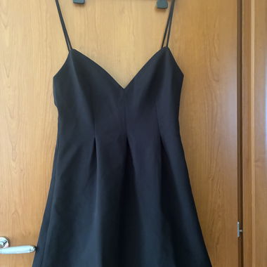 Robe noire à fines bretelles