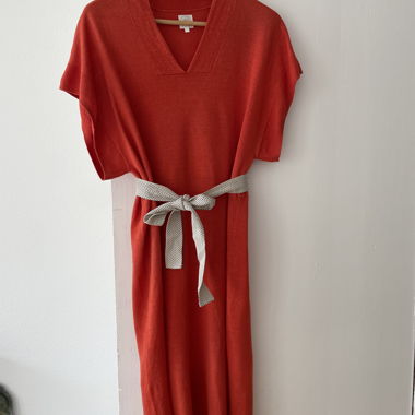 Weites Leinenkleid mit Gürtel