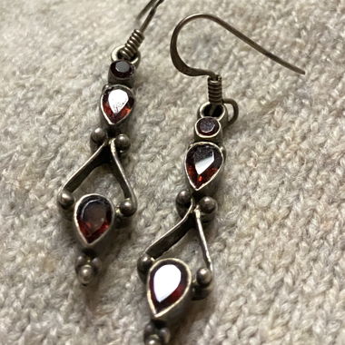 Boucles d'oreilles en argent avec grenat rouge