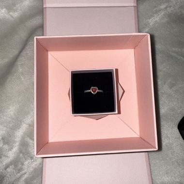 Pandora Ring mit rotem Herzstein