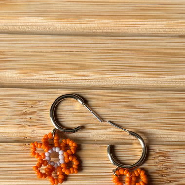 Orecchini a perno dorati con perle arancioni a forma di fiore