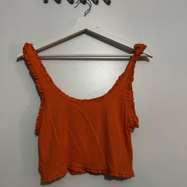 Crop top arancione con volant