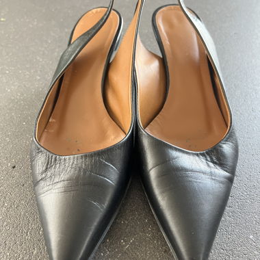 Décolleté slingback neri a punta con tacco alto a stiletto