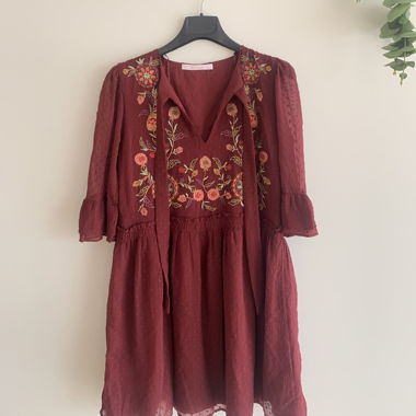 Kleid mit Blumenstickerei