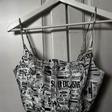 Top corto corsetto stampa giornale
