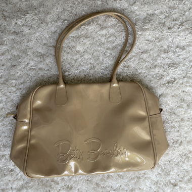 Beige Lack-Handtasche