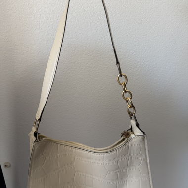 Weisse Schultertasche mit Kette