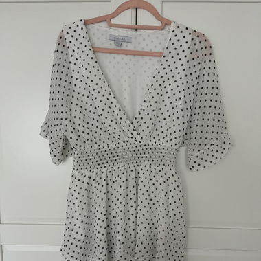 Weisses Kleid mit schwarzen Punkten 