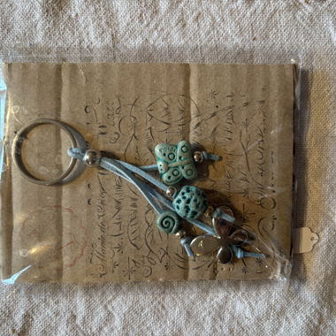 Schlüsselanhänger mit türkisfarbenen Anhängern handmade