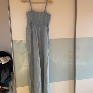 Hellblauer Jumpsuit mit Trägern