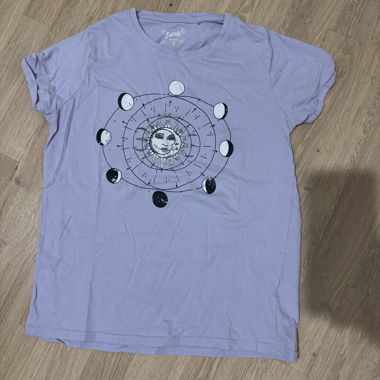 T-shirt lilla con motivo della luna