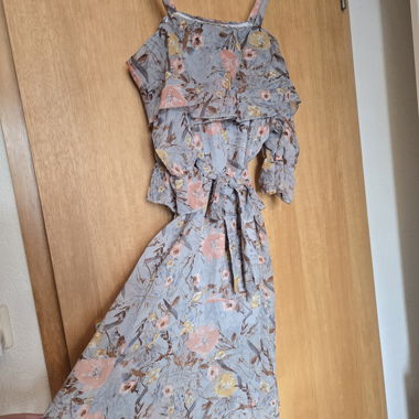 Robe fleurie avec bretelles et épaules dénudées