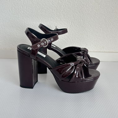 Décolleté con tacco alto in vernice Bordeaux