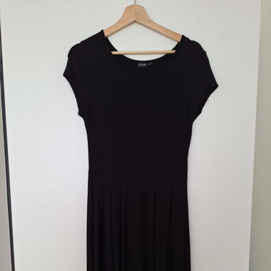 Knielanges schwarzes Kleid