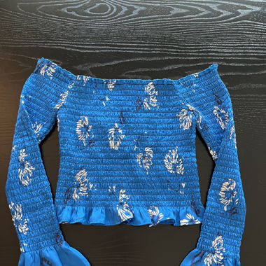 Blaues langarm & schulterfeies Shirt