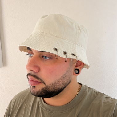 Weisser Bucket Hat mit Ringen