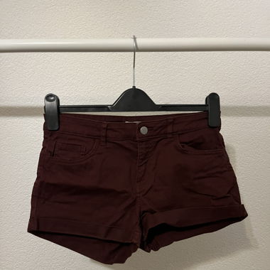 Short bordeaux H&M taille 36, parfait pour l'été!
