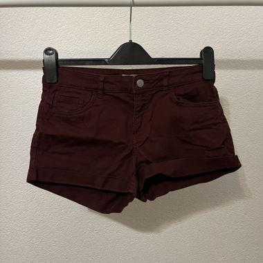 Short bordeaux H&M taille 36, parfait pour l'été!
