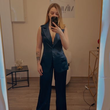 Tuta smanicata in satin blu