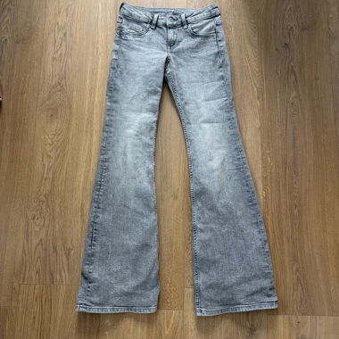 Graue Flare Jeans