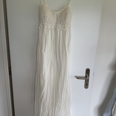 Weisses Spaghettitraeger-Kleid