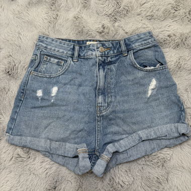 Pantaloncini di jeans strappati