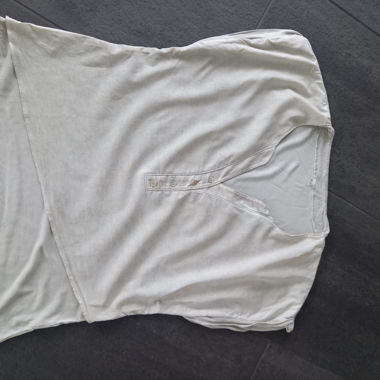 Elegantes T-Shirt mit Knöpfen