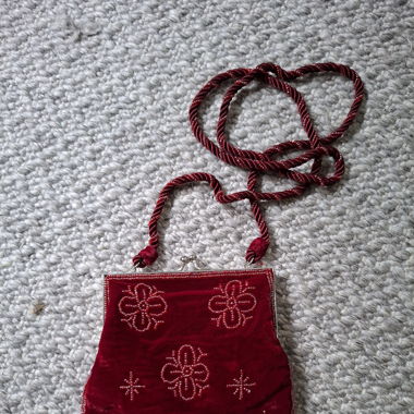 Kleine rote Tasche mit Perlen