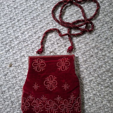 Kleine rote Tasche mit Perlen